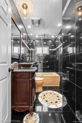 18027 Curtain Avenue, Eastpointe, MI 48021