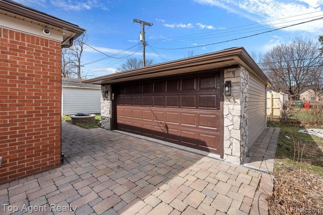 18027 Curtain Avenue, Eastpointe, MI 48021