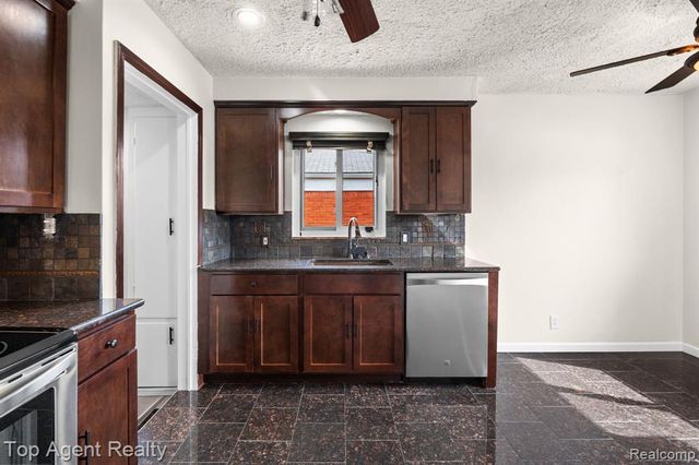 18027 Curtain Avenue, Eastpointe, MI 48021