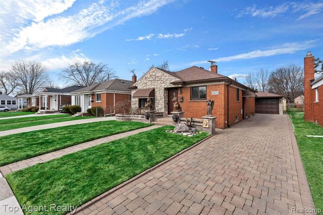 18027 Curtain Avenue, Eastpointe, MI 48021