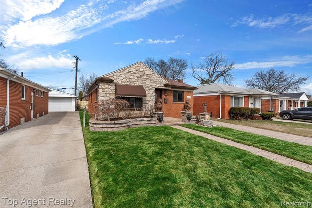 18027 Curtain Avenue, Eastpointe, MI 48021