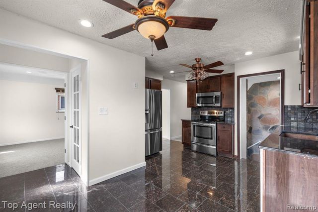 18027 Curtain Avenue, Eastpointe, MI 48021