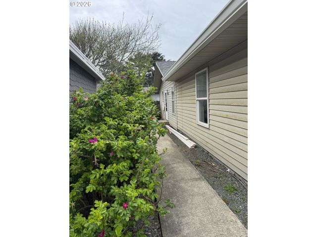 316 N HIGHWAY 101, Rockaway Beach, OR 97136