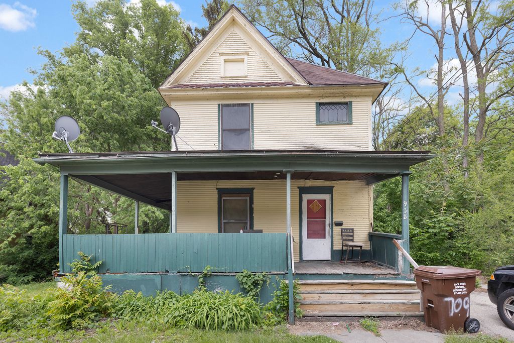 938 Woodlawn Avenue, Rockford, IL 61103
