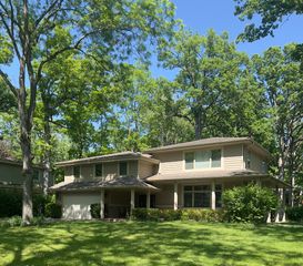 50 Cedar Lane, Lincolnshire, IL 60069