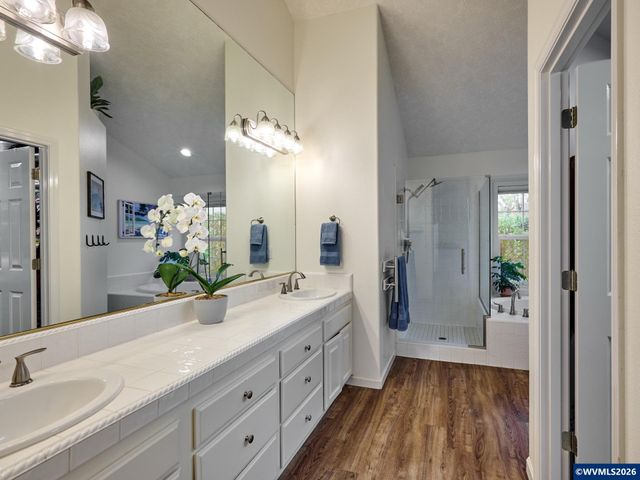 219 Ames Ct, Silverton, OR 97381