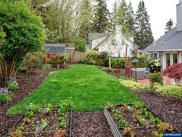 219 Ames Ct, Silverton, OR 97381