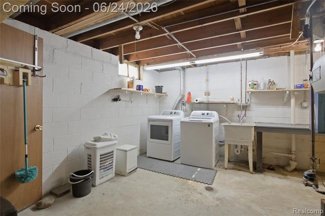 20644 Hollywood Street, Harper Woods, MI 48225