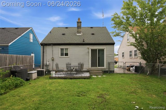 20644 Hollywood Street, Harper Woods, MI 48225