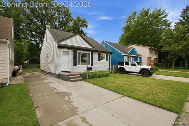 20644 Hollywood Street, Harper Woods, MI 48225