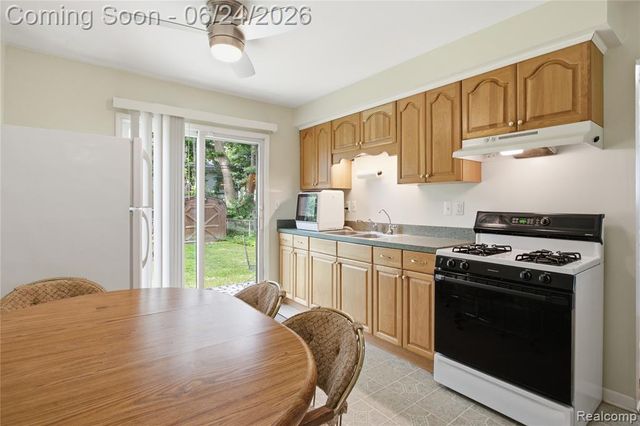 20644 Hollywood Street, Harper Woods, MI 48225