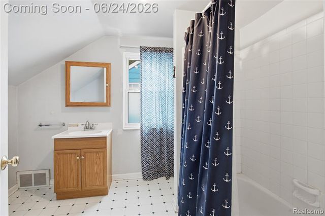 20644 Hollywood Street, Harper Woods, MI 48225