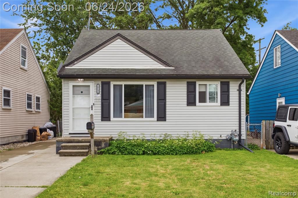 20644 Hollywood Street, Harper Woods, MI 48225
