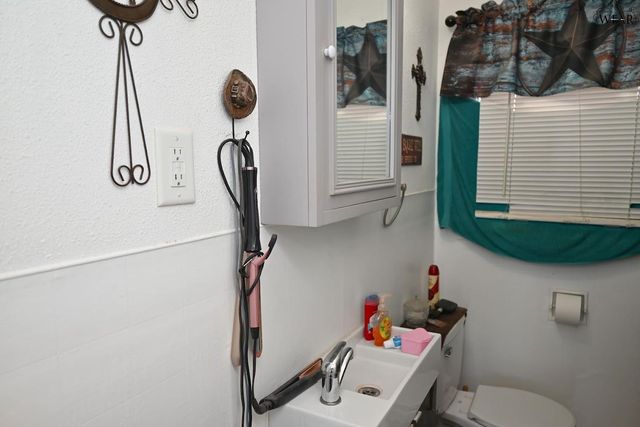 402 S AVENUE B, Burkburnett, TX 76354