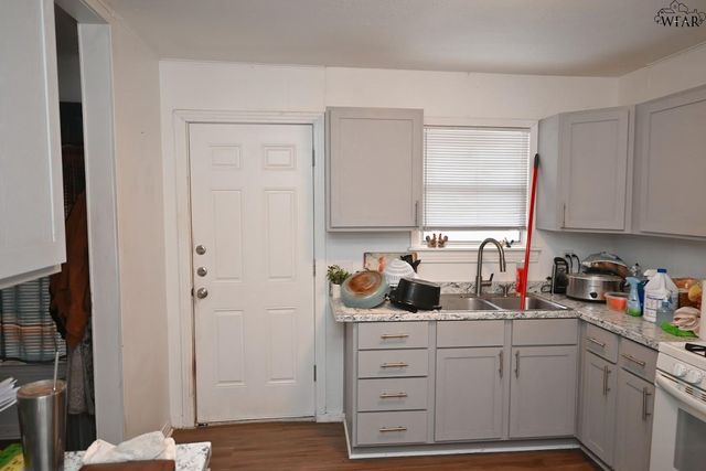 402 S AVENUE B, Burkburnett, TX 76354