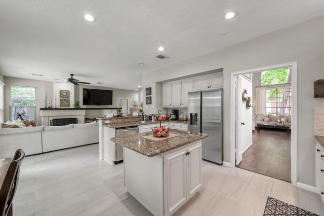 94 N Cochrans Green Circle, The Woodlands, TX 77381