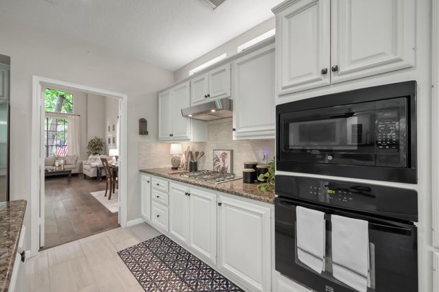 94 N Cochrans Green Circle, The Woodlands, TX 77381
