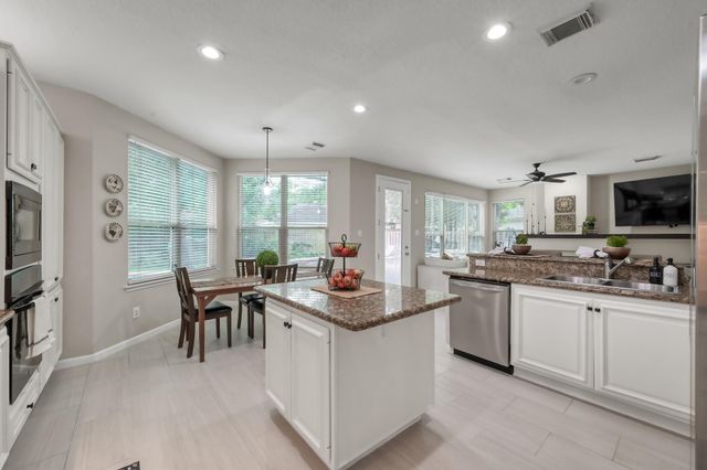 94 N Cochrans Green Circle, The Woodlands, TX 77381
