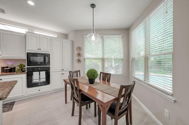 94 N Cochrans Green Circle, The Woodlands, TX 77381