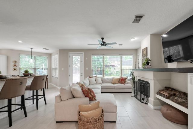 94 N Cochrans Green Circle, The Woodlands, TX 77381