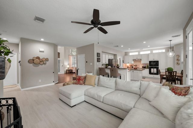 94 N Cochrans Green Circle, The Woodlands, TX 77381