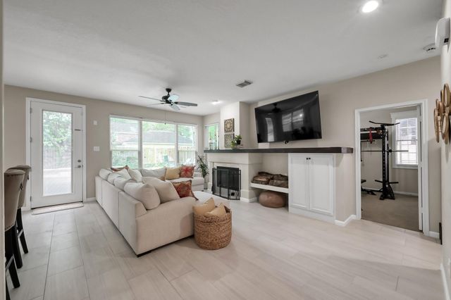 94 N Cochrans Green Circle, The Woodlands, TX 77381