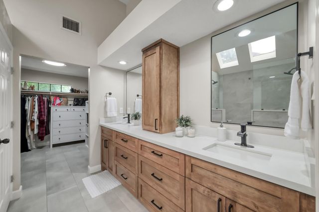 94 N Cochrans Green Circle, The Woodlands, TX 77381