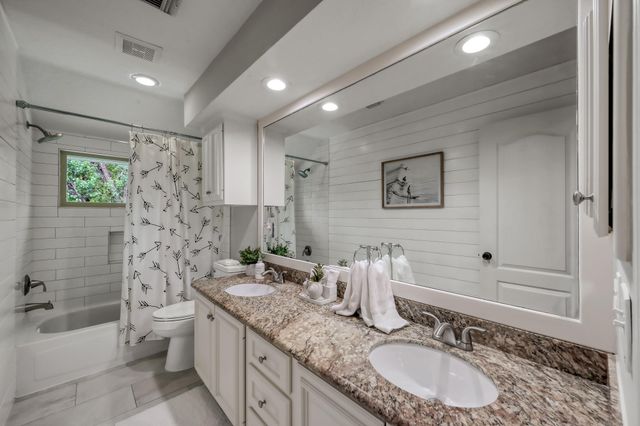 94 N Cochrans Green Circle, The Woodlands, TX 77381