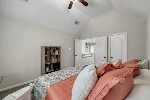 94 N Cochrans Green Circle, The Woodlands, TX 77381