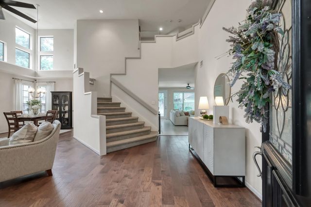 94 N Cochrans Green Circle, The Woodlands, TX 77381
