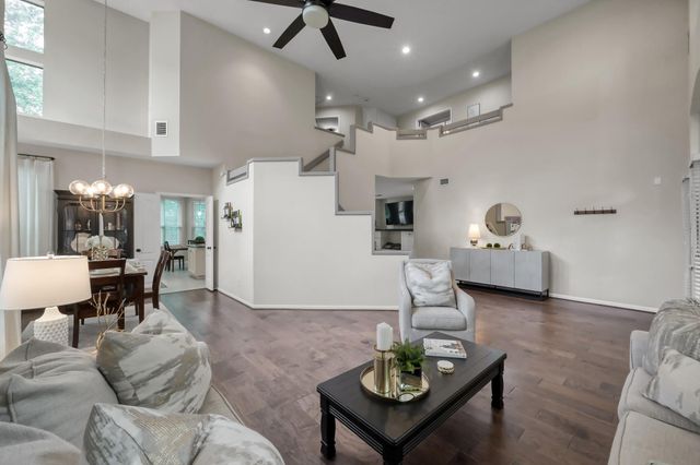 94 N Cochrans Green Circle, The Woodlands, TX 77381