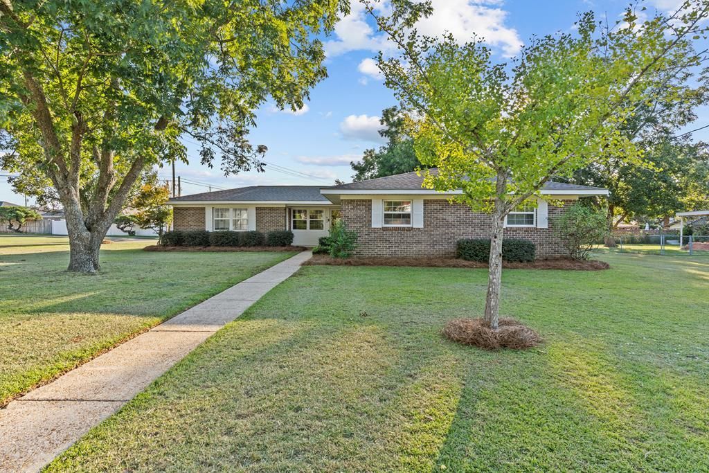 622 Peachtree Street, Headland, AL 36345