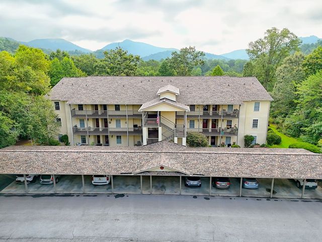 300 Ginger Creek Lane, Clayton, GA 30525