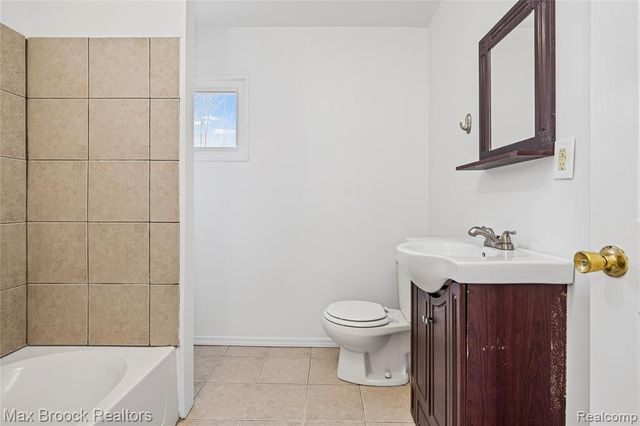 20240 Hollywood Street, Harper Woods, MI 48225