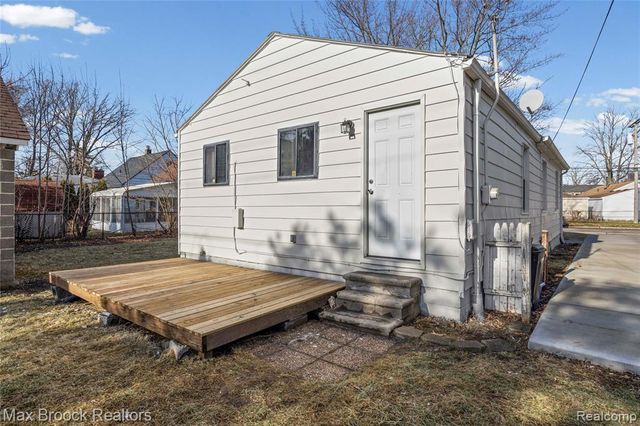 20240 Hollywood Street, Harper Woods, MI 48225
