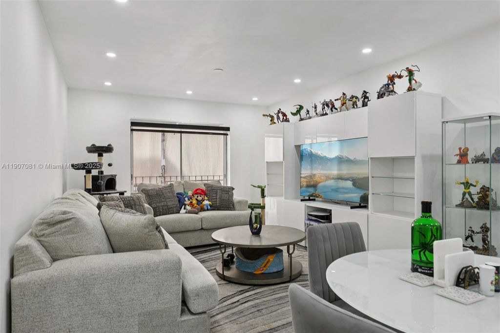 1630 W 46th St 208F, Hialeah, FL 33012