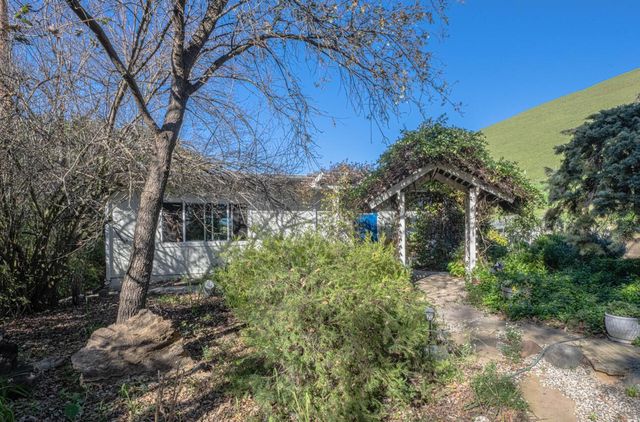 820 Comstock Road, Hollister, CA 95023