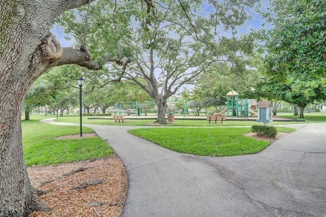 9921 NW 60th Pl, Parkland, FL 33076