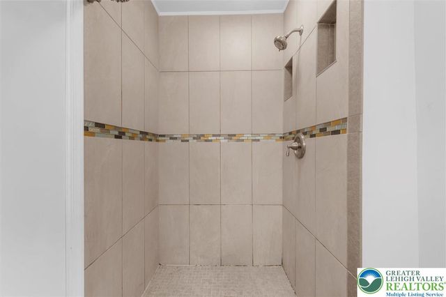 1806 Bent Pine Hill, Upper Macungie Twp, PA 18051