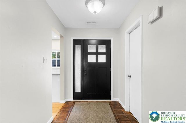 1806 Bent Pine Hill, Upper Macungie Twp, PA 18051