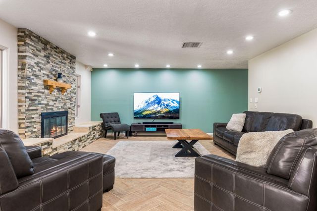5604 Planeta Court NE, Albuquerque, NM 87111