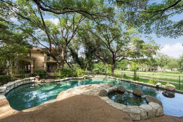 12 Treehaven LN, The Hills, TX 78738