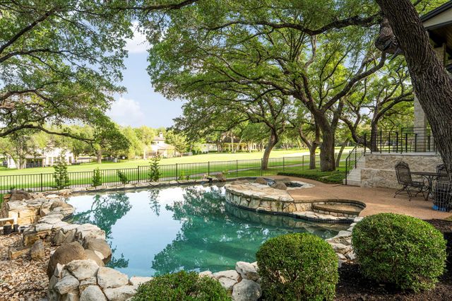 12 Treehaven LN, The Hills, TX 78738