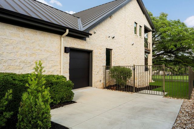 12 Treehaven LN, The Hills, TX 78738