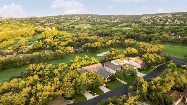 12 Treehaven LN, The Hills, TX 78738