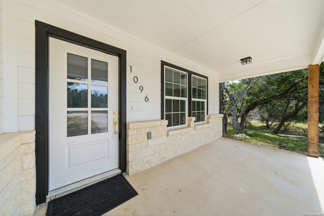 1096 DEER VALLEY PASS, Spring Branch, TX 78070