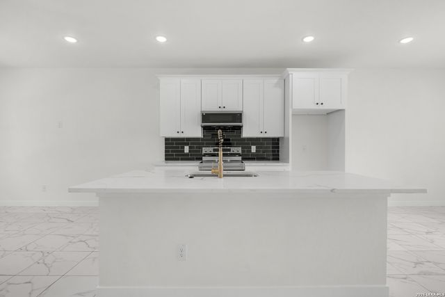 15242 Oak St, Lytle, TX 78052