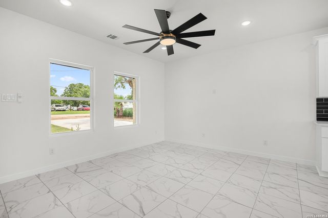 15242 Oak St, Lytle, TX 78052