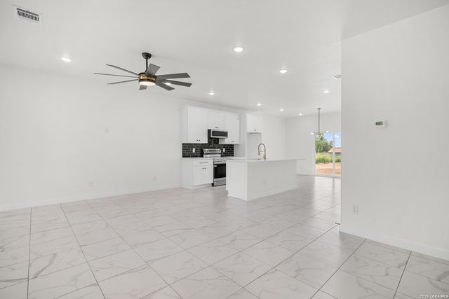 15242 Oak St, Lytle, TX 78052