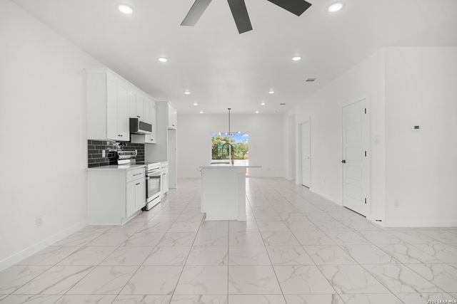 15242 Oak St, Lytle, TX 78052